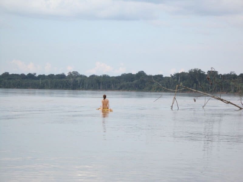 Sur le radeau, emportée par le courant (Madre de Dios, Pérou)