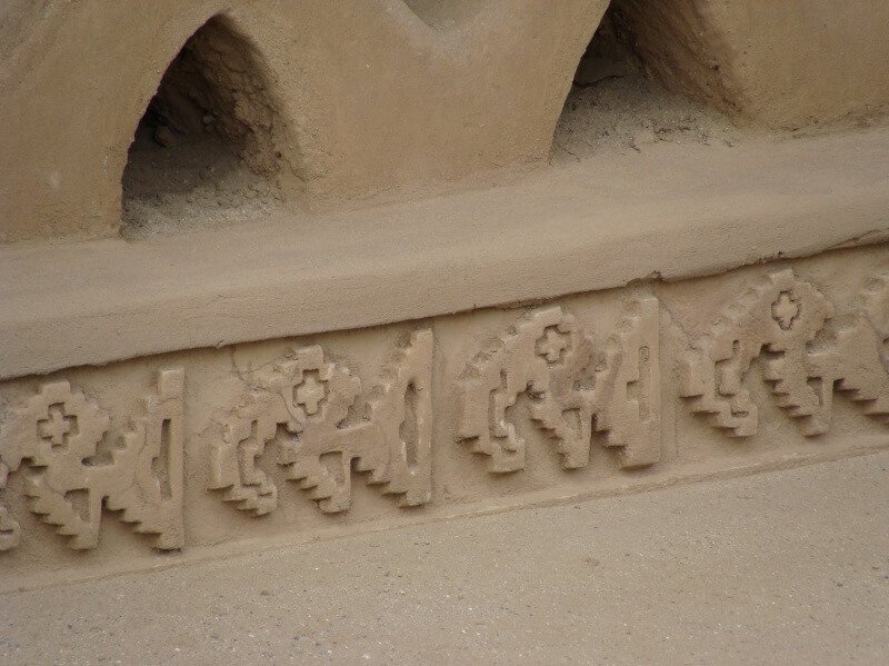 Pélicans en haut-relief sur un mur du Chan Chan