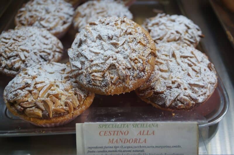 Cestino alla mandorla, aux amandes