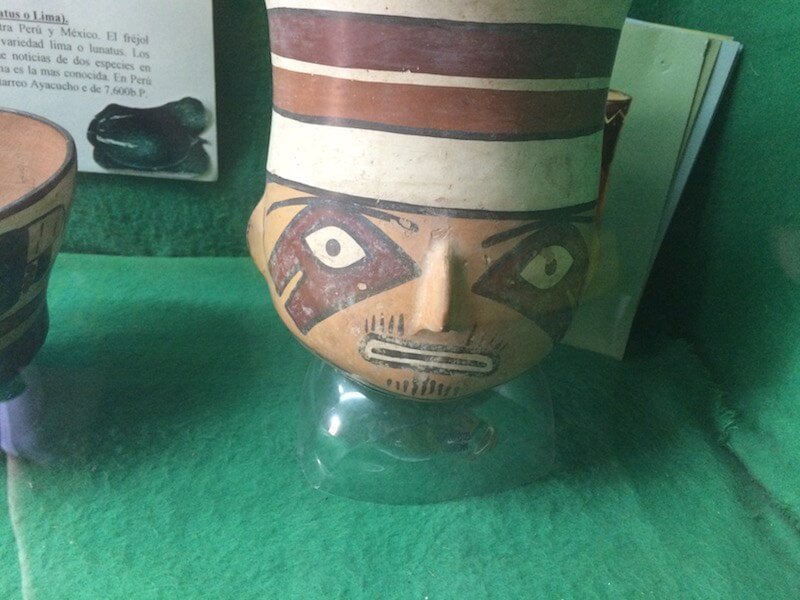 Poterie Nazca à pilosité faciale