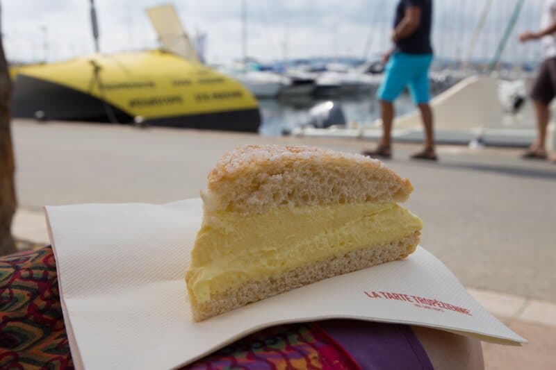 Une petite part de tarte tropézienne à déguster en bord de mer