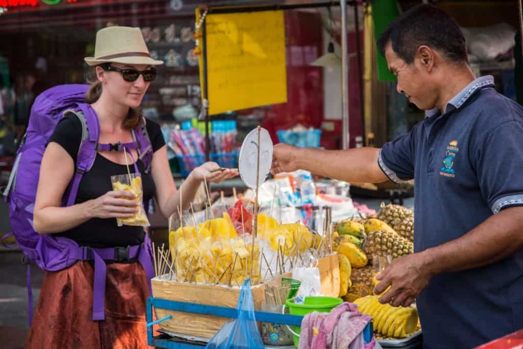 voyageuse, arnaque, street food