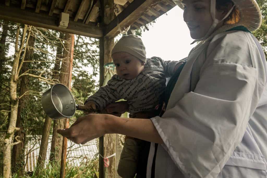 Shikoku, pèlerinage, pèlerin, famille, bébé, Japon, voyage, henro, ohenro, temple, rituel, purification, eau, maman, Amandine