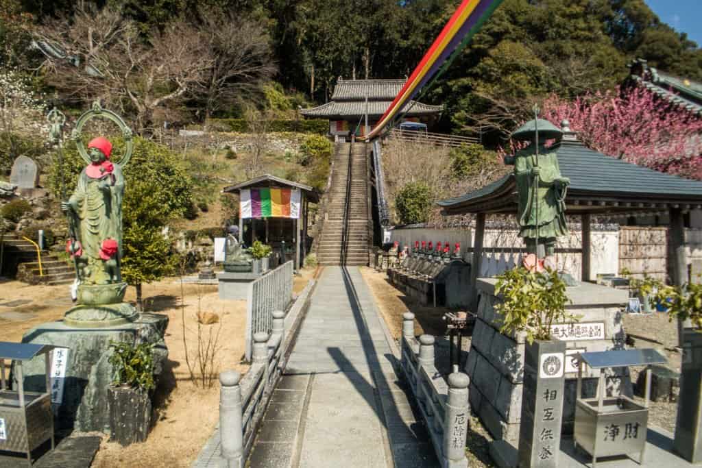 Shikoku, pèlerinage, pèlerin, famille, bébé, Japon, voyage, henro, ohenro, temple, temple 22, 22, vingt-deux, drapeau, bouddhisme, bouddha, Kukai