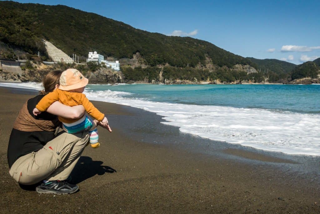 Shikoku, pèlerinage, pèlerin, famille, bébé, Japon, voyage, henro, ohenro, mer, océan, Pacifique, plage, vague, Ohama Beach, maman, Amandine, voyageuse