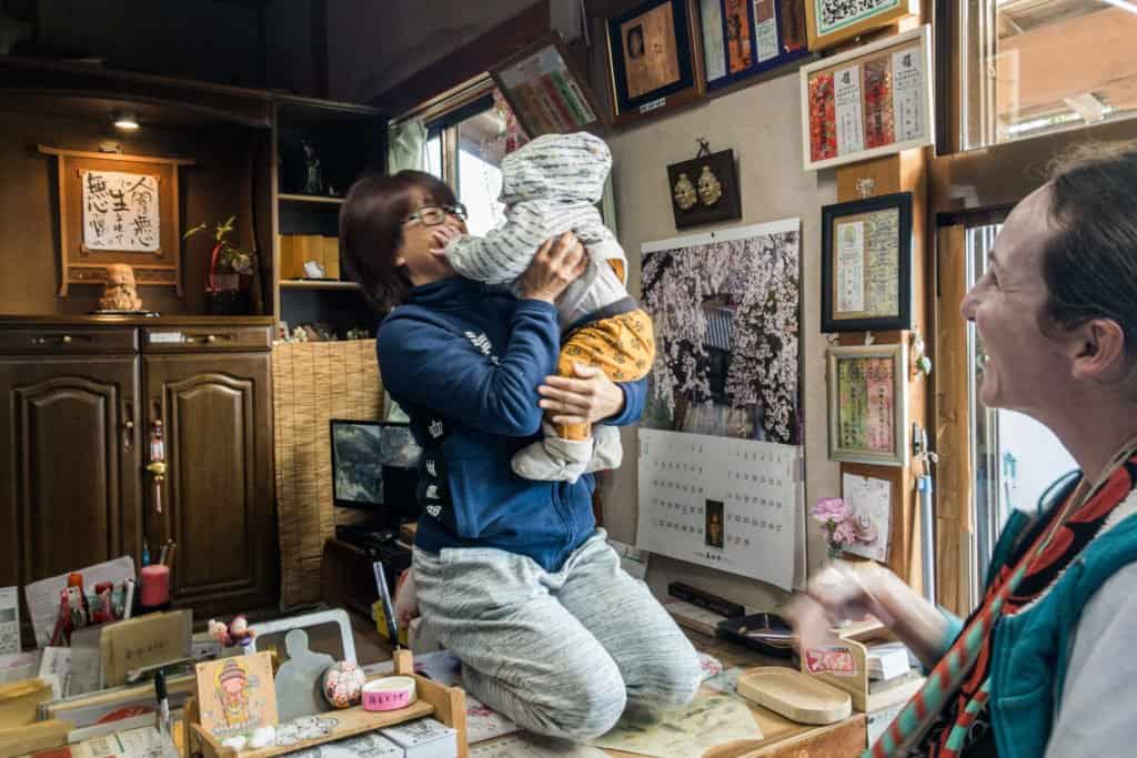 Shikoku, pèlerinage, pèlerin, famille, bébé, Japon, voyage, temple, 32, temple 32, vue, mer, océan, maman, Amandine, voyageuse, japonaise, câlin, étranger, accueil, gentillesse