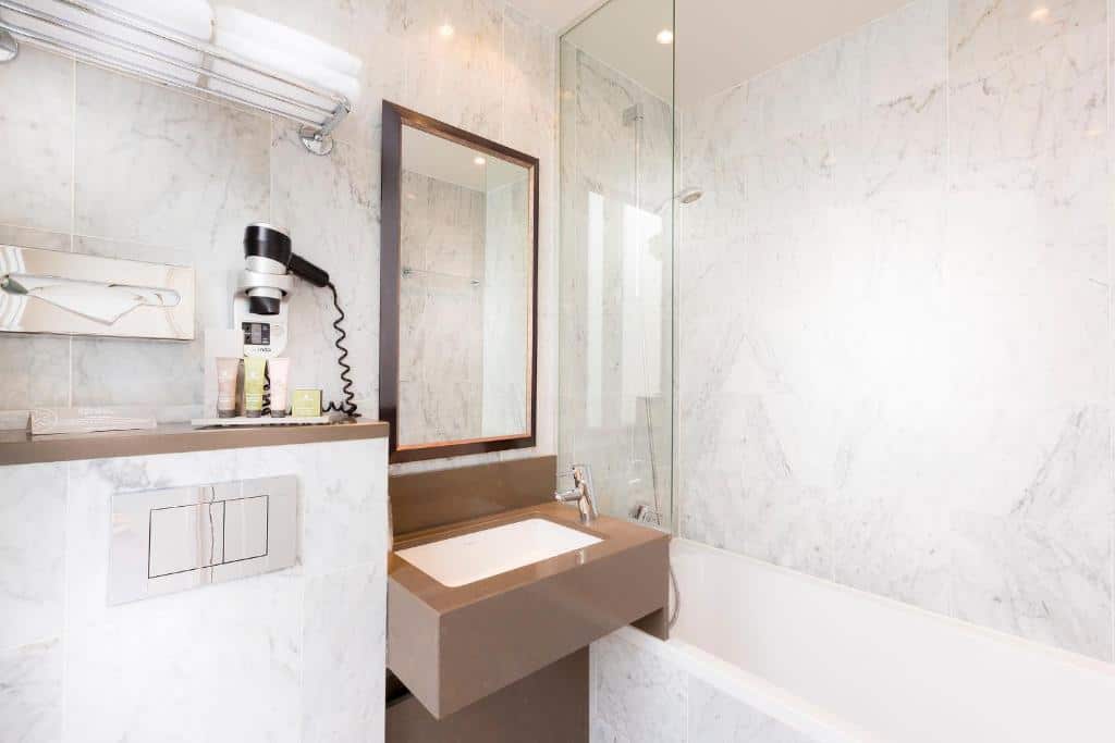 salle de bain hotel bois champs elysees