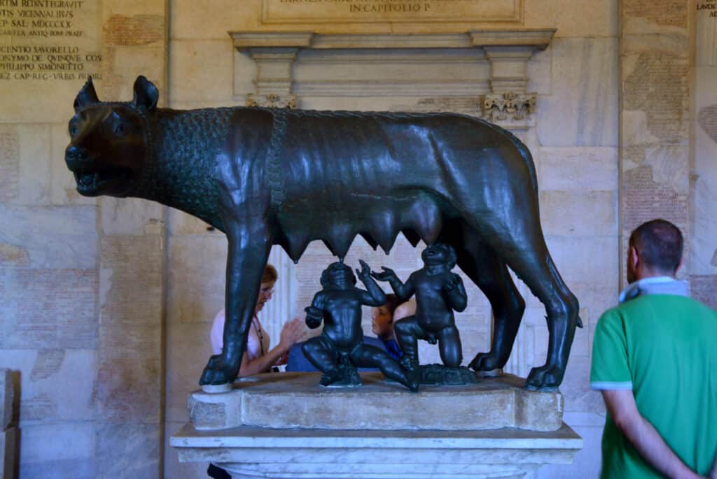 statue romulus remus