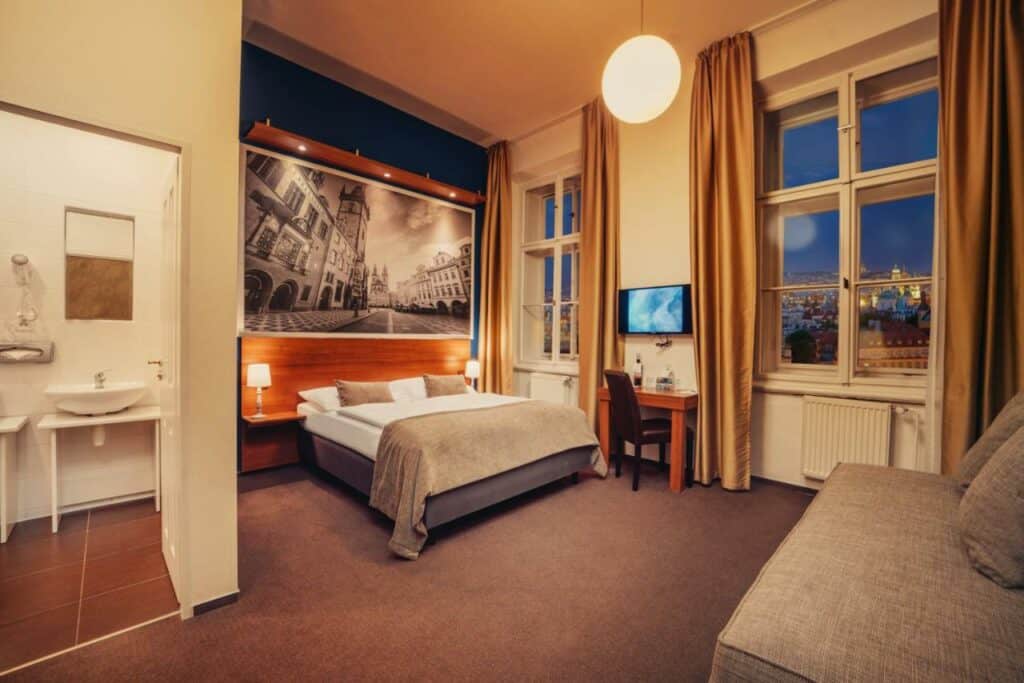 metropolitan old town hotel