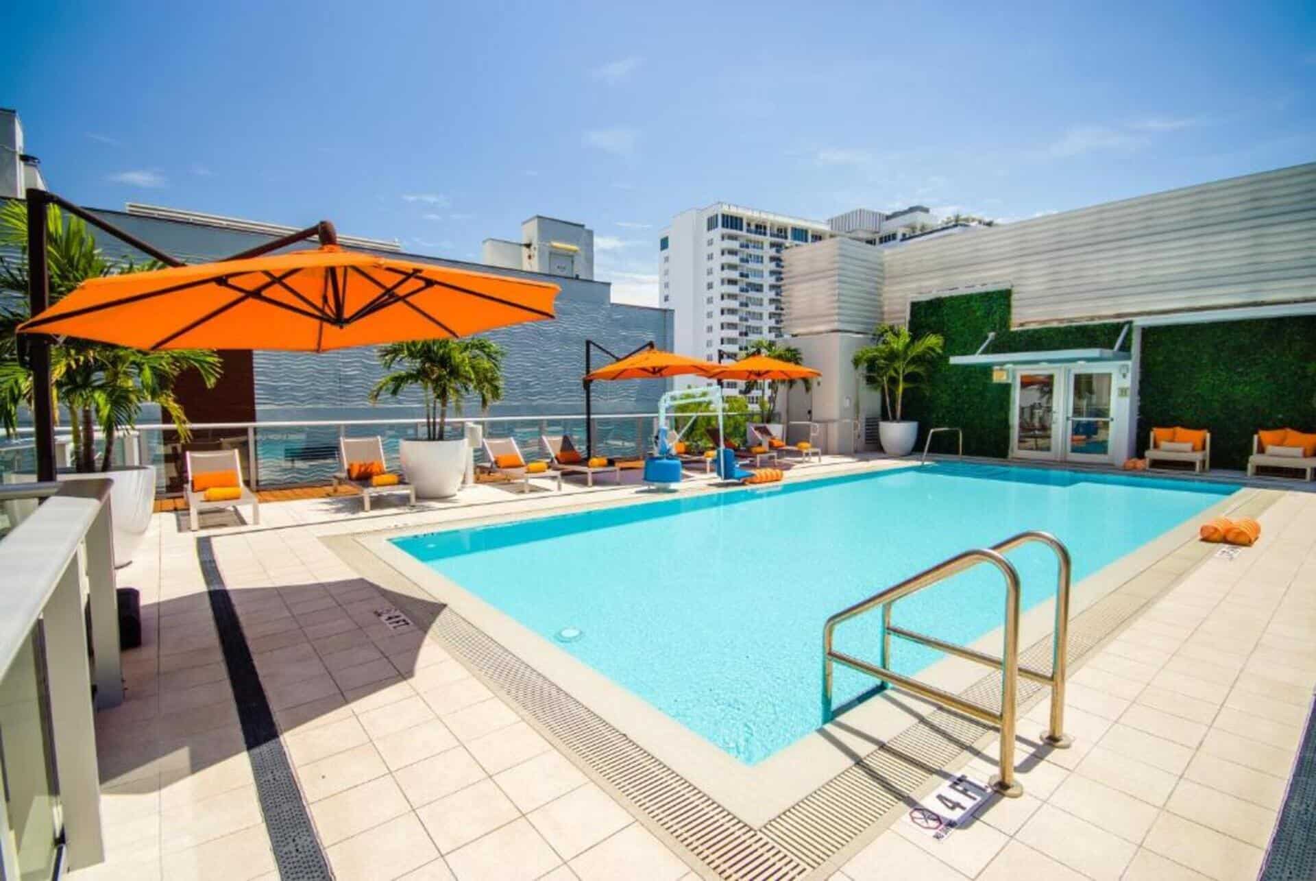 miami berkeley shore hotel piscine