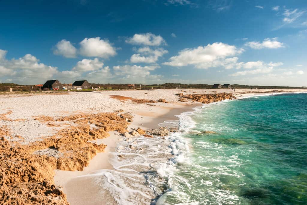 que faire en sardaigne plage is arutas