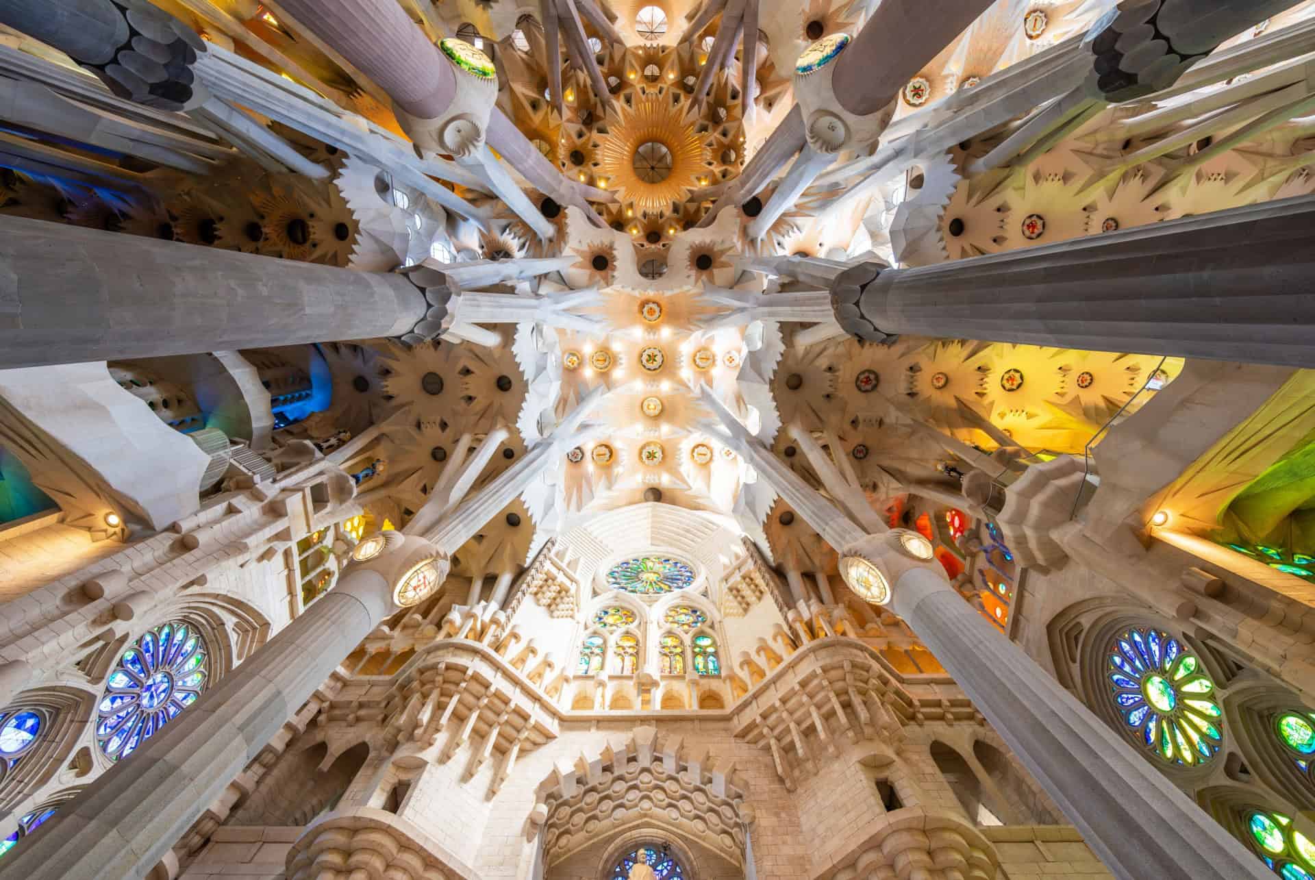 visiter la sagrada familia interieur