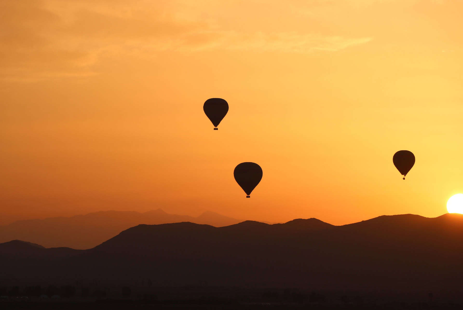 montgolfiere au lever du soleil
