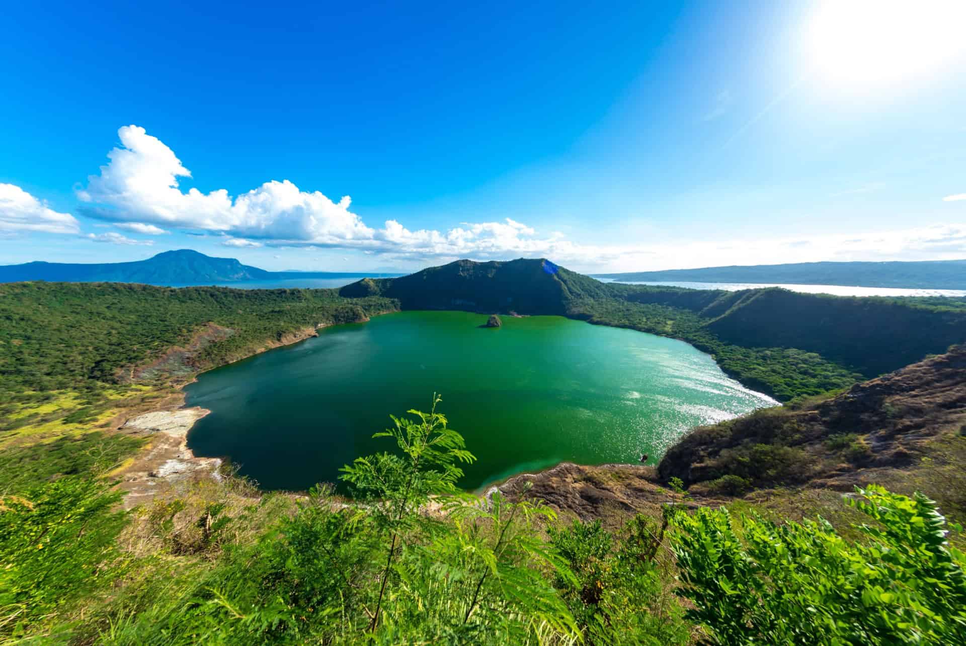 volcan et lac de taal aux philippines