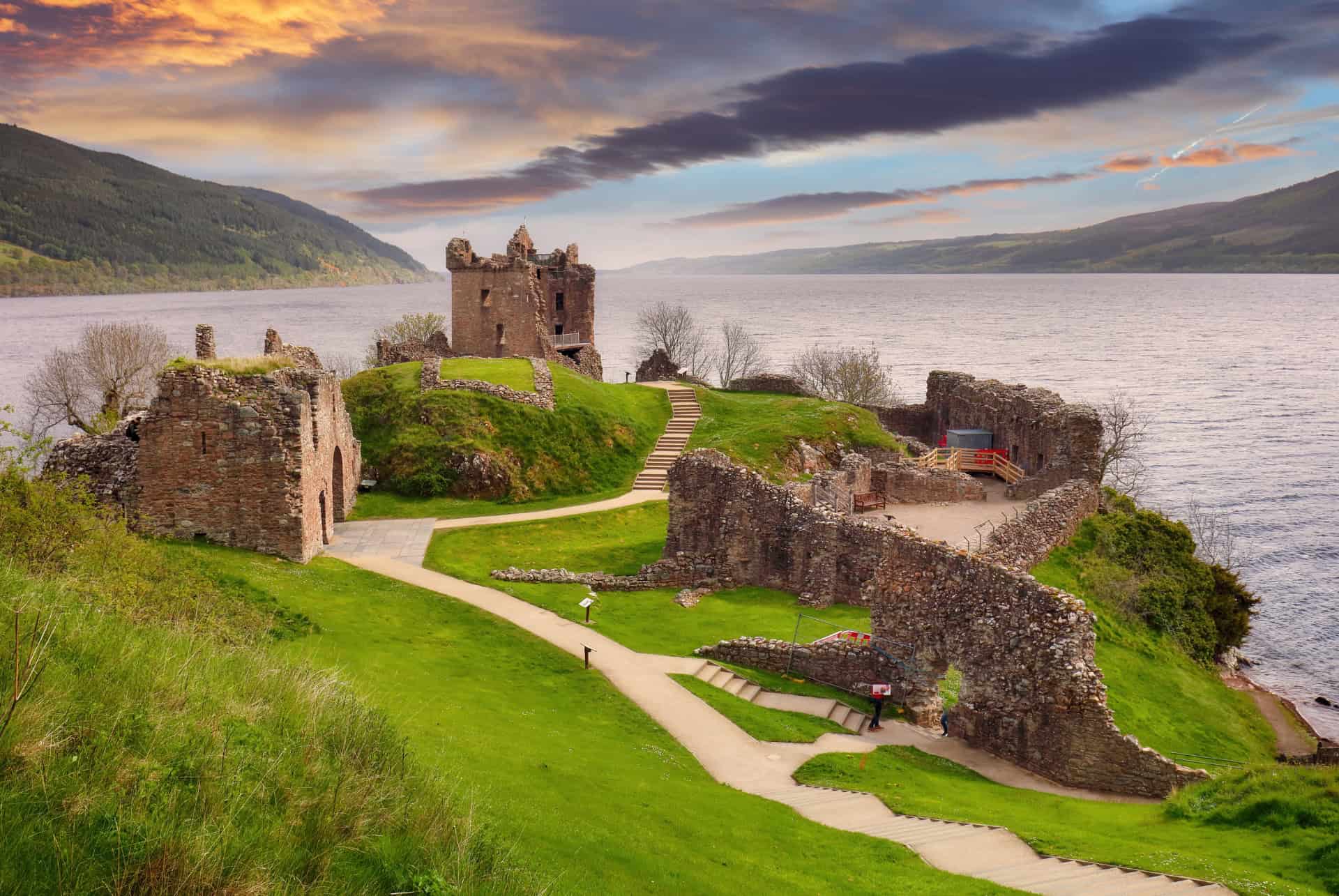 chateau de urquhart au bord du loch ness