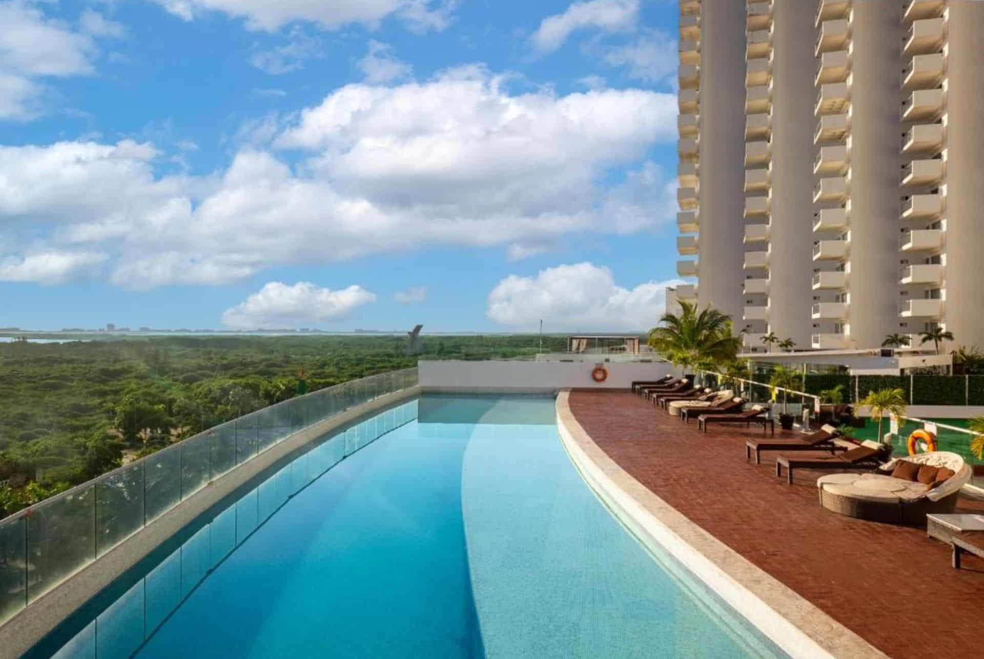 suites malecon cancun piscine